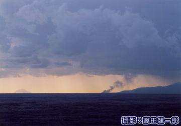 白浜から見た運搬船の煙.（右が大島、左は利島）