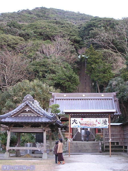 美しい森にある洲崎神社