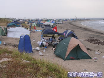 今年もテントで溢れた根本海岸キャンプ場（あまり楽しそうではない…）