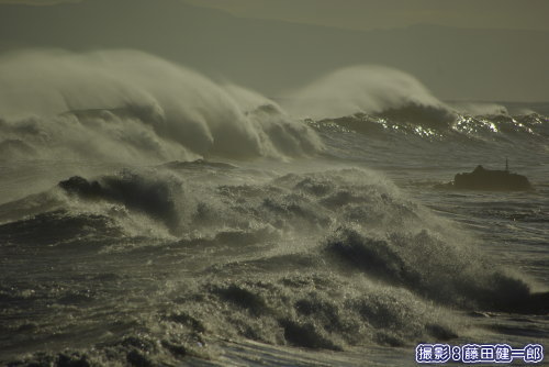 根本海岸に打ち寄せる台風12号の大波