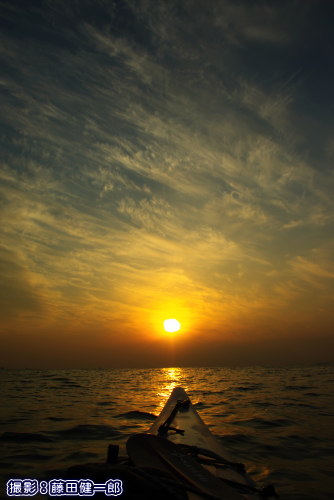 海上で見送る夕日