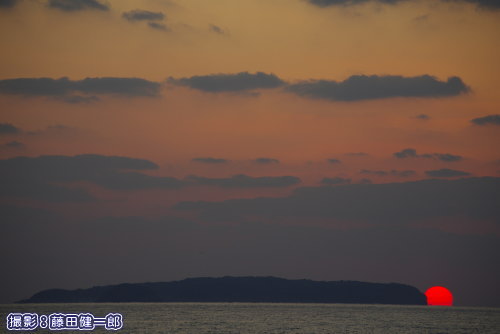 福岡県新宮浜から相島に落ちる夕日