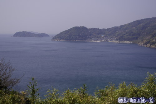 山口県上関町の海辺、町南端の四代の集落が見える