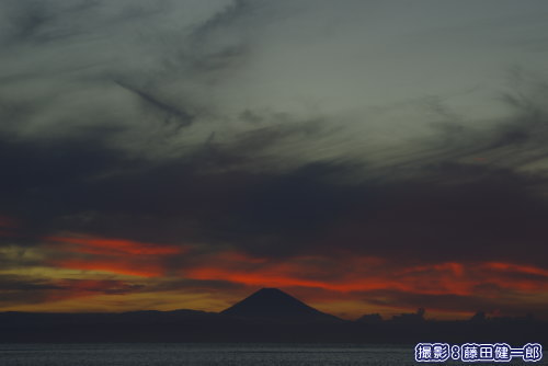 夕日に染まる夏の富士山