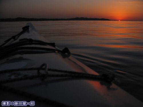 館山湾海上で夕日を拝む。早く地震が収まってツアーでまたこういう夕陽を楽しんでいただきたいです。