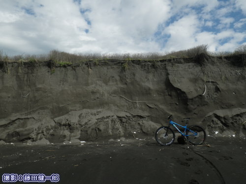 大きく崩れた平砂浦海岸の砂丘。近づくととても危険です。
