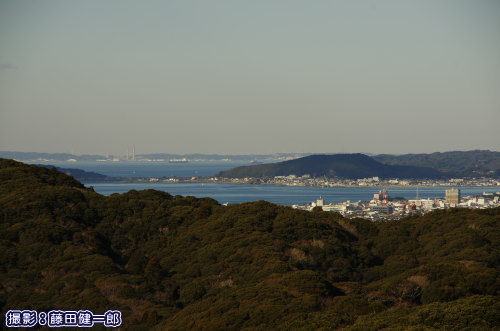 館山市の山から見下ろした館山市街と三浦半島。改めて漕ぎなれた海を見渡すのは新鮮です。