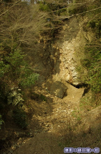 山中の崖崩れ、すぐ下の川を埋めて、橋の一部を破壊していました。小規模なものは普通に多数みられます。