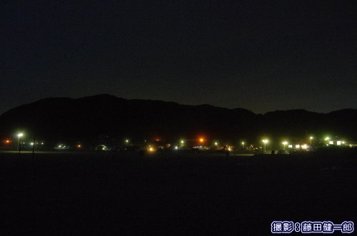 夜の根本海岸。増設された海岸の街灯と奥にあるトイレの明かりが特に強い。