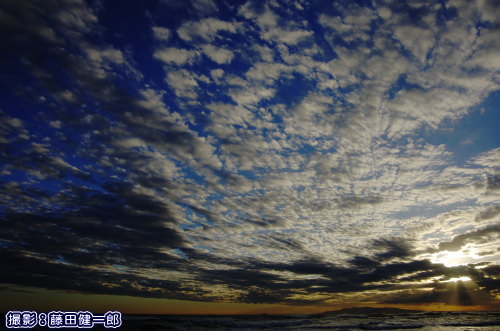 秋の雲と伊豆大島。白浜より。