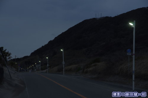 LEDに切り替えられた根本海岸沿いの街灯。