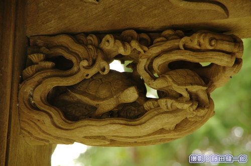 日枝神社のカメの彫刻。