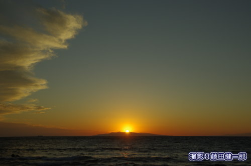 伊豆大島に落ちる夕日。