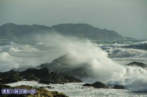 館山市の太平洋岸に吹き付ける猛烈な南西風。