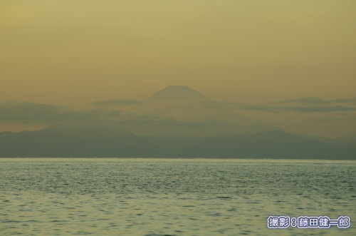 写真：縄文人も館山湾越しに見ていたであろう富士山。