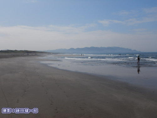 写真：梅雨の晴れ間。まだまだ静かな平砂浦の海岸。