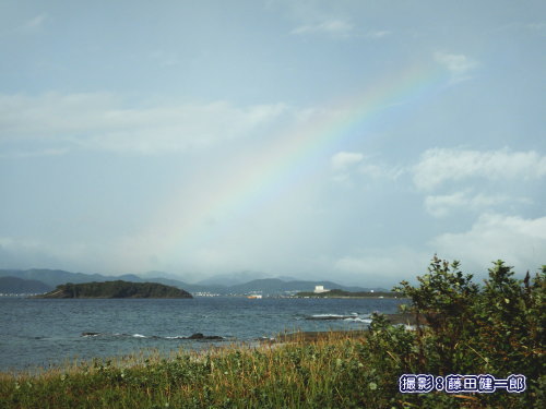 沖ノ島から、うっすら虹が昇る。
