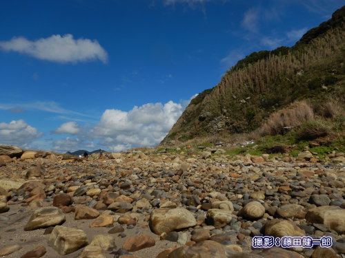 写真：カヤックツアーの昼食時に上陸した海岸。東京湾にもこんな海岸が残っています。人が小さく見えます。こういう場所ではボーっとしてみましょう。
