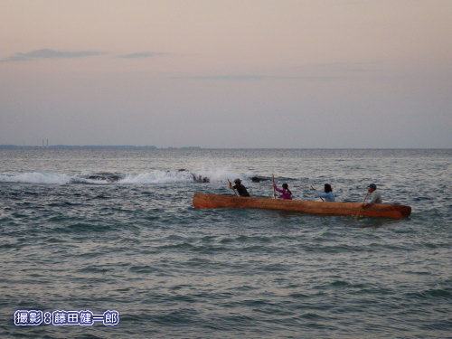 写真：丸木舟とそれを操船するカヤッカーたちの雄姿！