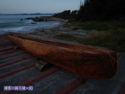 写真：館山湾を背景にした丸木舟。