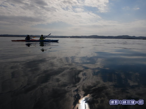 写真：ベタ凪の多かった今月の館山湾は正に鏡ケ浦。