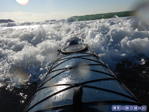 写真：波の立つ日は立つ日なりの遊び方。波の中でしか見られないものもあります。