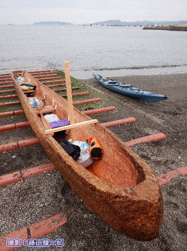 写真：穏やかな館山湾奥に上陸して一休みの丸木舟。