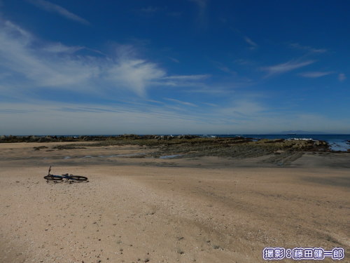 写真：強風のあとの真っ青な青い空の穏やかな日の根本海岸。