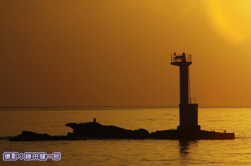 写真：ミサゴが夕焼けを見て観天望気するための灯台。
