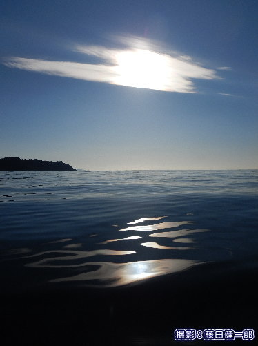 写真：空の青と海の青。冬の空気と海はとてもよく澄んでいます。