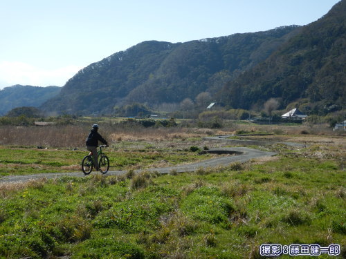 写真：自転車ツアーも最高に良い季節です。きれいな空気を吸いながらの、のんびりなツアーです。