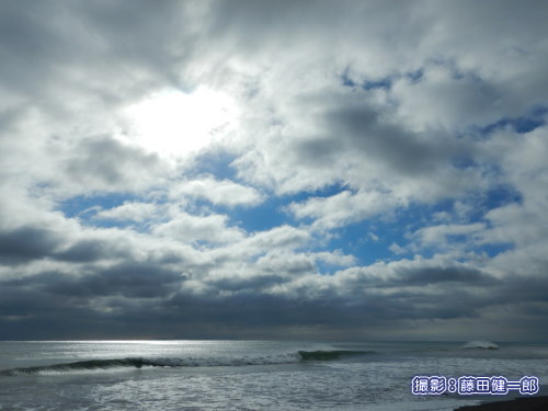 写真：大型だった台風14号の波が届いていた館山市平砂浦の海岸。