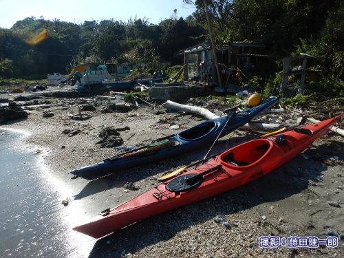 写真：昔ながらの漁船の浜上げ場。ここには木造船が残っています。そしてゴミ。人の生活と自然が混然な場所。