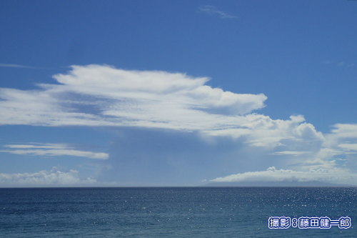 写真：中央暗い部分は台風10号の雲。右下は伊豆大島。