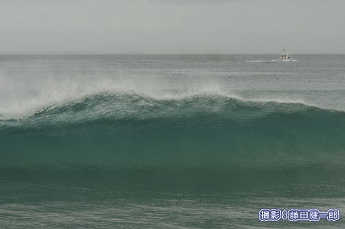 写真：30日、館山湾の塩見に寄せた台風16号の波。