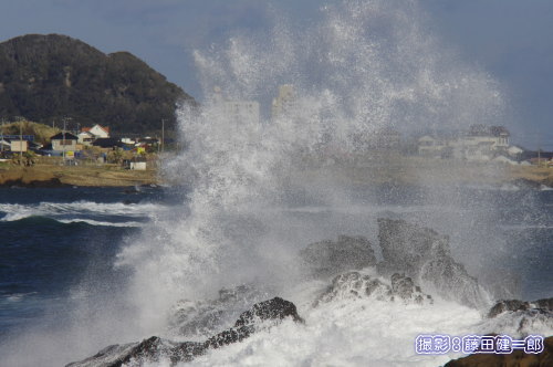 写真：砕ける波を見るには台風の季節が良いですが、春の時化は空気が澄んでいてなかなか良いです。