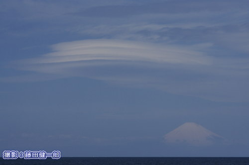 写真：この位置にできることが多い気がする吊るし雲っぽい雲．吊るし雲にしては富士山から離れすぎ？