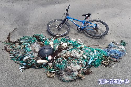 写真：こういった漁網は頻繁に漂着します．海の上を長期間漂いながら様々な生き物を殺しています．以前はウミガメが入ったまま漂着したものもありました．