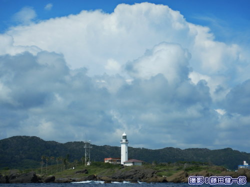 写真：とても暑い夏が終わりました．野島崎灯台をカヤックで沖から眺めるとこんな感じです．