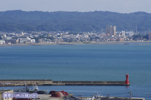 写真：昔とほとんど変わらない船形港といろいろ変わった館山市街．海の色は昔よりきれいになりました．