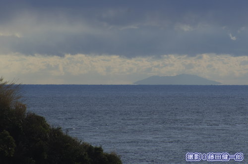 写真：南房総南岸から見た御蔵島と三宅島．